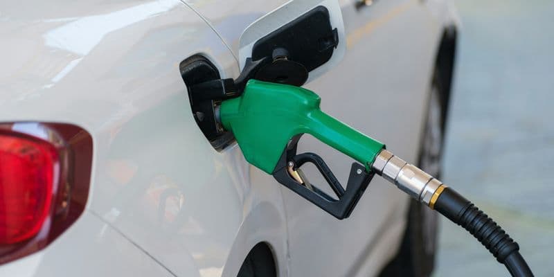 Dispensador automático de combustible en un coche
