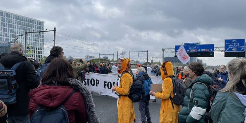 Extinction Rebellion bloquea Ámsterdam en el Día del Rey