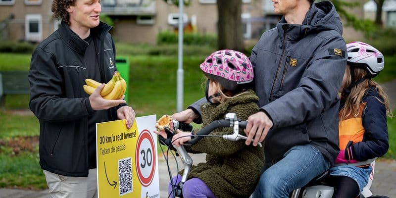 Familia con niños en bicicleta