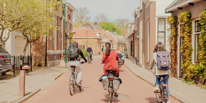 Gente en bicicleta en una calle de Zaanse Schans