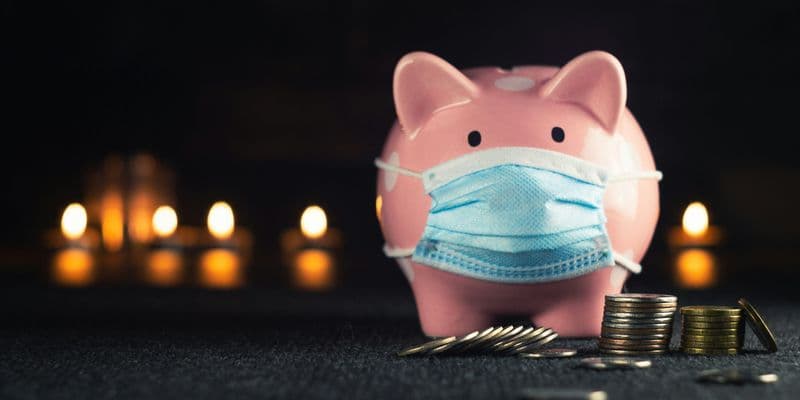 Hucha de ahorros con mascarilla