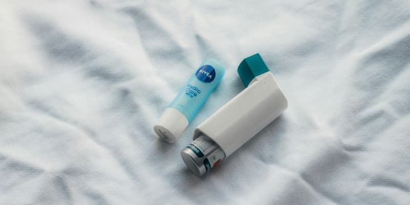 Usuario afectado por tos tras el uso del inhalador Viatris, reflejando preocupación por efectos secundarios.