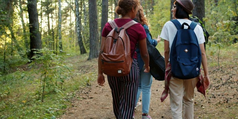 Jóvenes caminando en el bosque