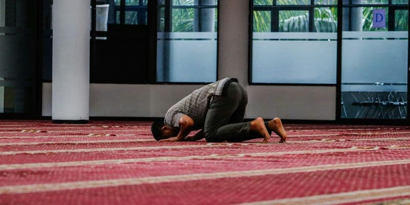 Joven musulmán rezando - Foto de Aldrin Rachman Pradana en Unsplash