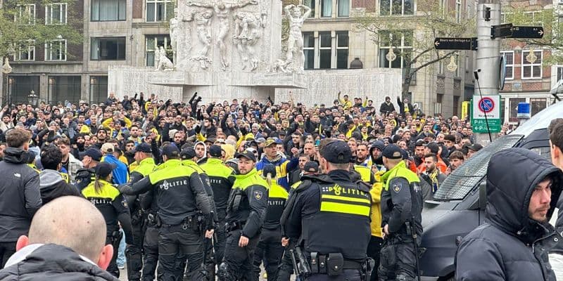 Maccabi Tel Aviv fans en la plaza Dam de Ámsterdam
