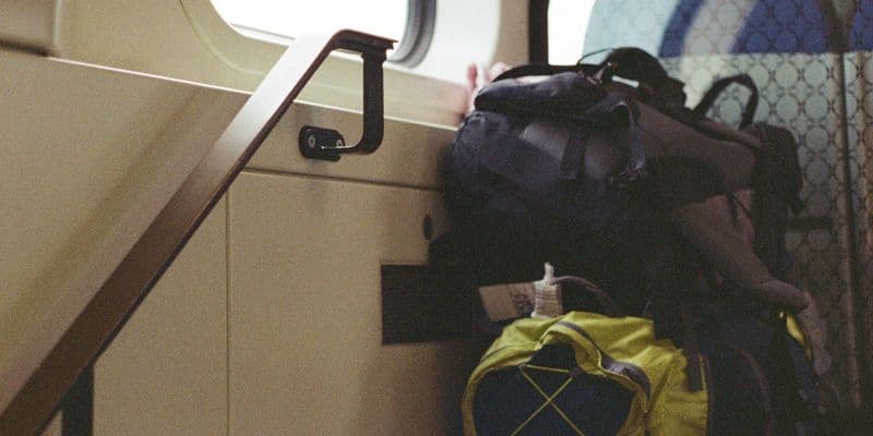 Maletas en un pasillo de tren