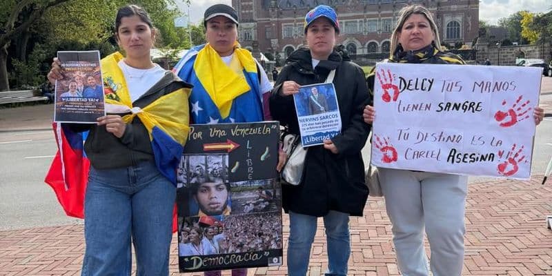 Manifestantes venezolanas frente al Palacio de la Paz