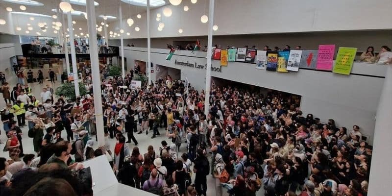Manifestantes pro-palestina en la universidad de Ámsterdam