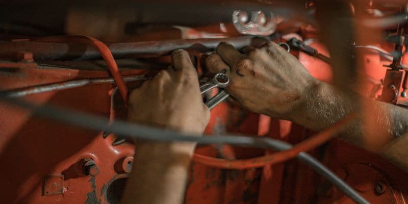 Manos de un mecánico