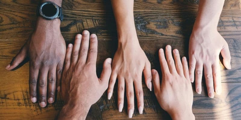 Manos representando igualdad - Foto de Clay Banks en Unsplash