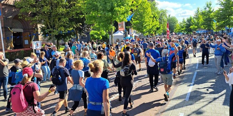 La marcha de cuatro días en Nijmegen comienza con 45,000 caminantes