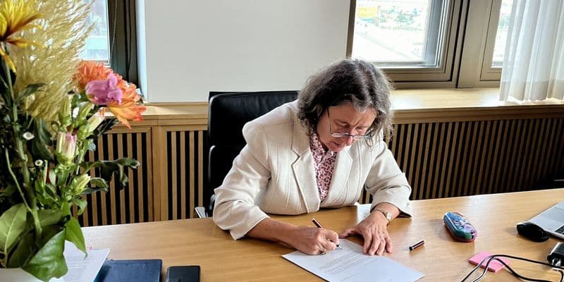 Marjolein Faber firmando la carta de exclusión voluntaria de asilo
