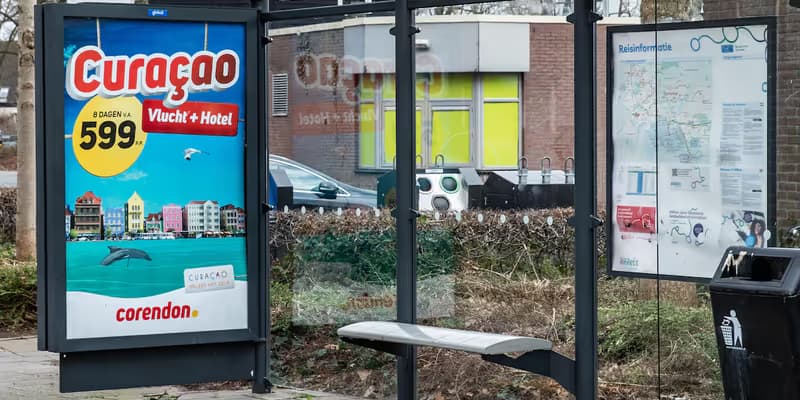 Marquesina de autobús con publicidad de vuelos