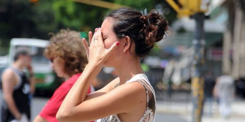 Mujer cubriéndose la cara del sol