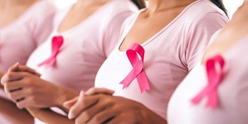 Mujeres con camiseta con lazo rosa (representado apoyo al cáncer de mama) - Foto de doz