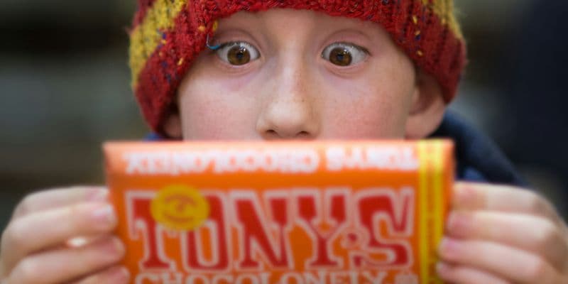 Niño con una tableta de chocolate