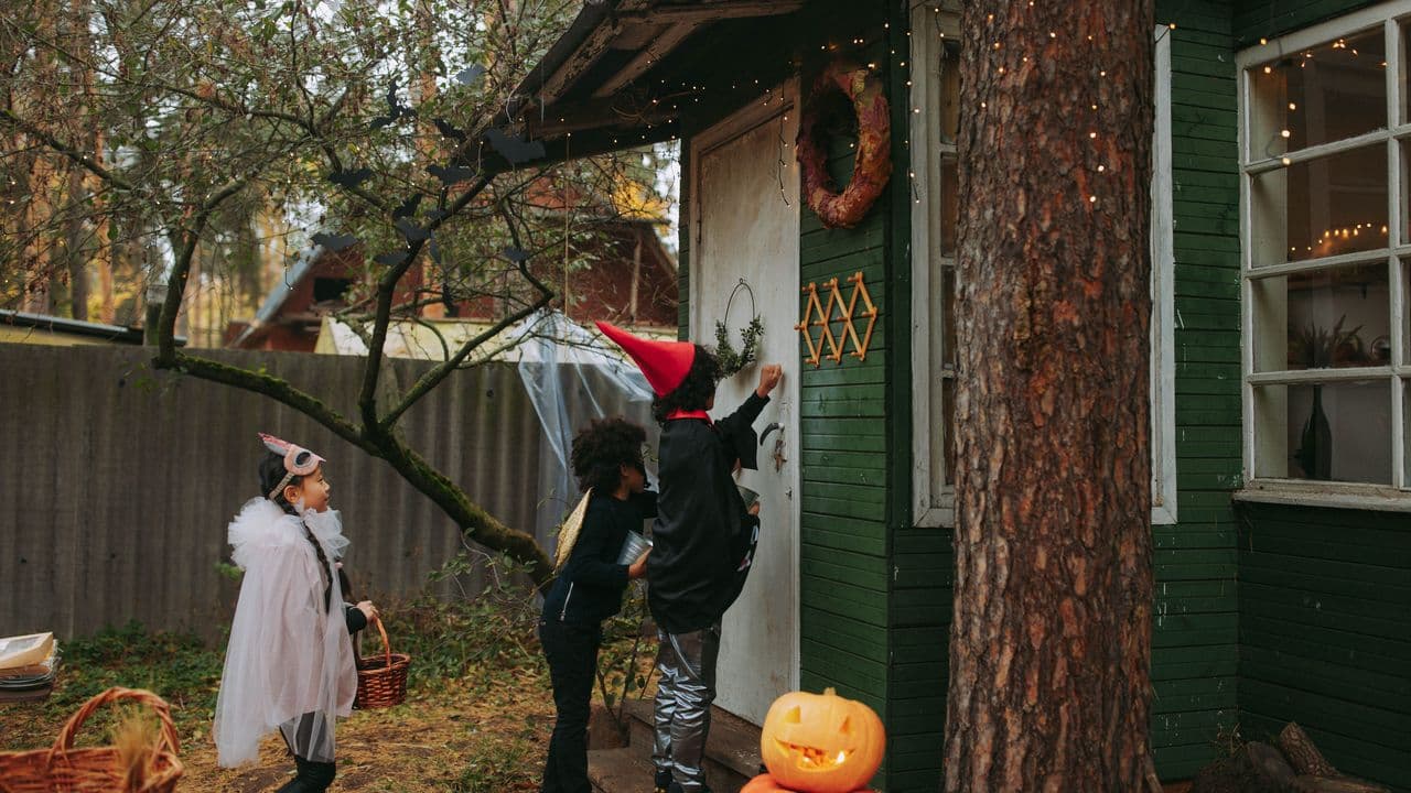Niños disfrados en Halloween pidiendo caramelos