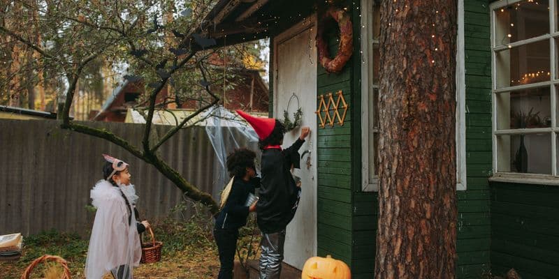 Niños disfrados en Halloween pidiendo caramelos