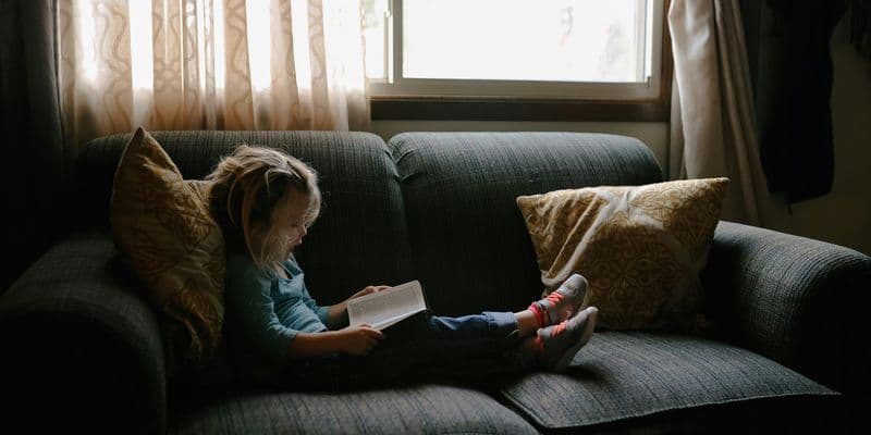 Niña leyendo