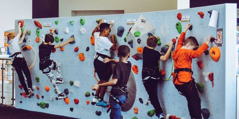 Niños haciendo escalada