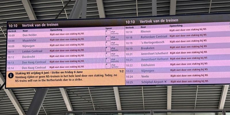 Pantalla con horarios de trenes cancelados