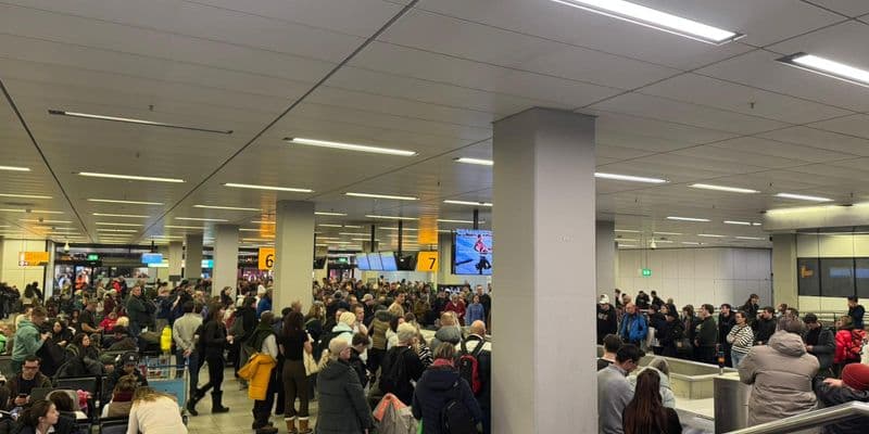 Pasajeros en el aeropuerto de Schiphol
