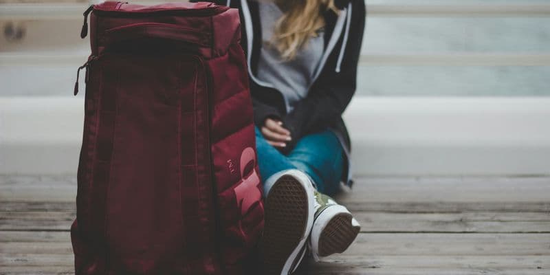 Persona con una mochila de viaje