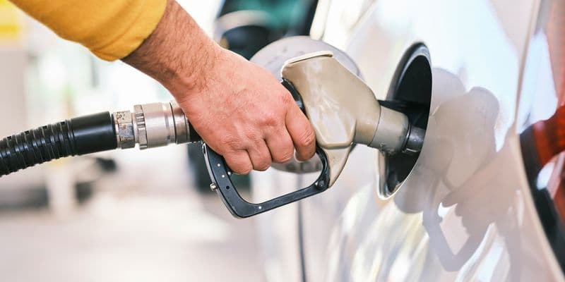Persona echando gasolina en un coche