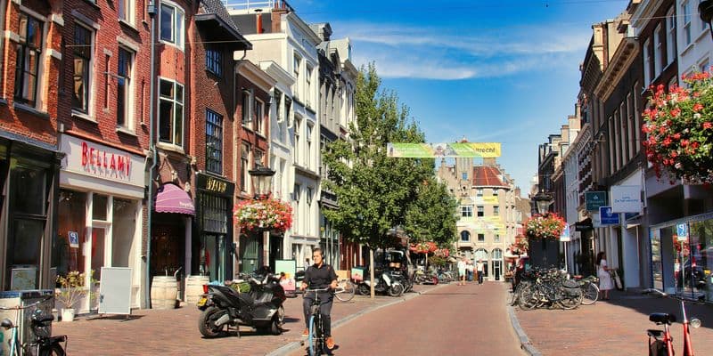 Persona en bicicleta por una calle de Utrecht
