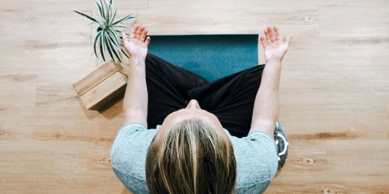 Persona meditando