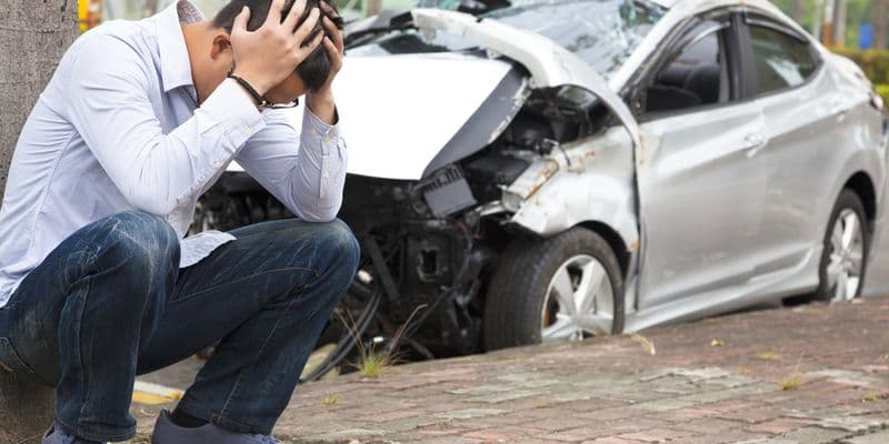 Persona preocupada tras accidente de auto