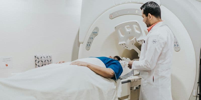 Persona realizando un resonancia