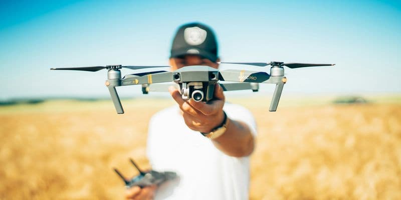 Persona sujetando un dron