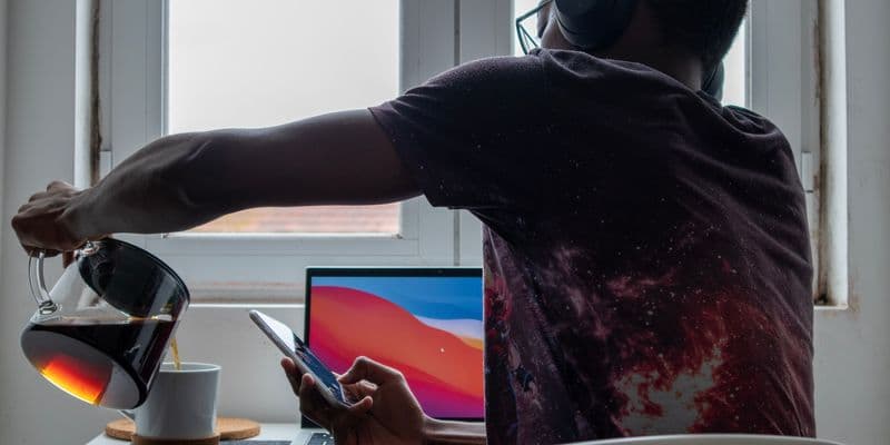 Persona trabajando desde casa
