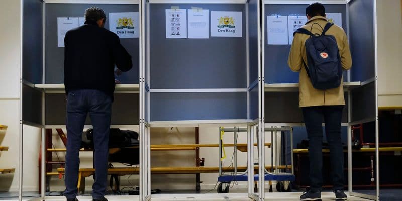Personas votando