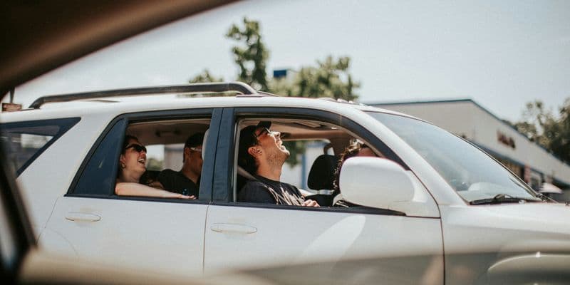 Personas en un coche