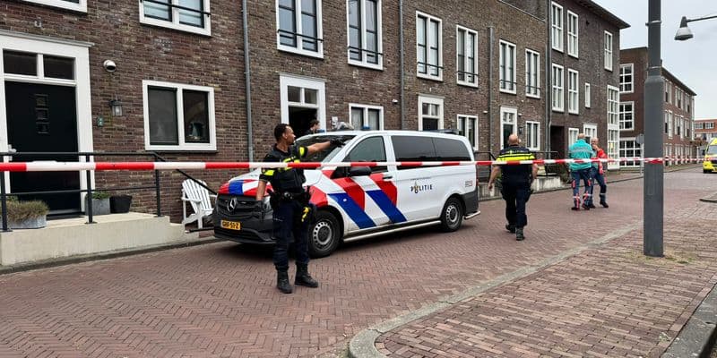 Policía en el lugar del crimen en Hellevoetsluis