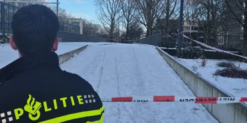 Policía en la escena del crimen en Schiedam