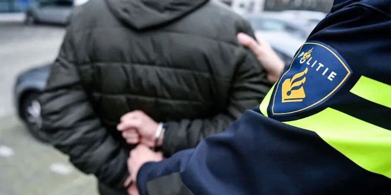 Policía arrestando a persona