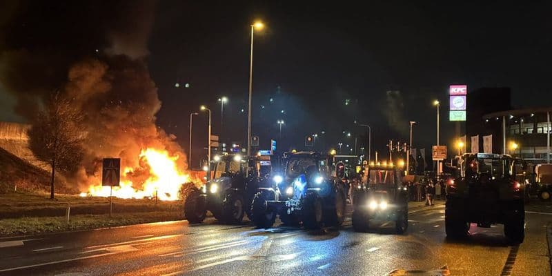 Protesta de agricultores en carretera cerca de Venendaal - Foto de Weginspecteur William @WIS_William_en X