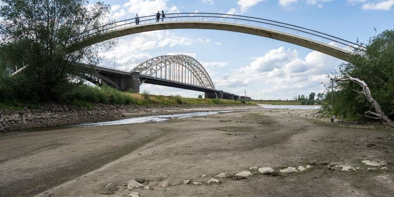 Puente Waalbrug sobre el río Waal en Nijmegen