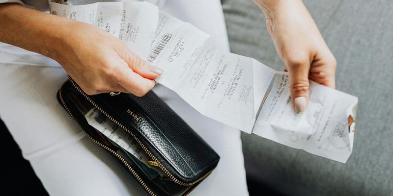 Revisando recibo de compra