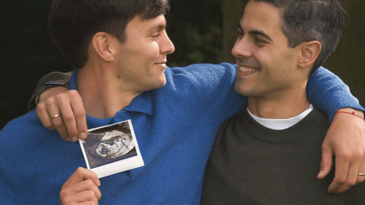 Rob Jetten y Nicolás Keenan con una ecografía anunciando que serán padres