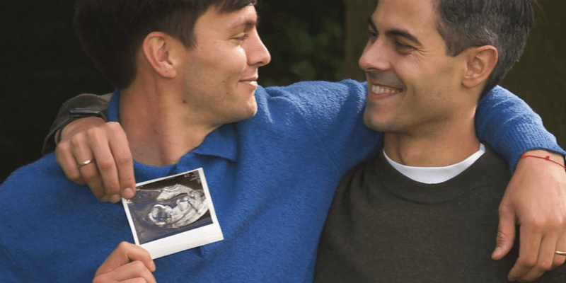 Rob Jetten y Nicolás Keenan con una ecografía anunciando que serán padres