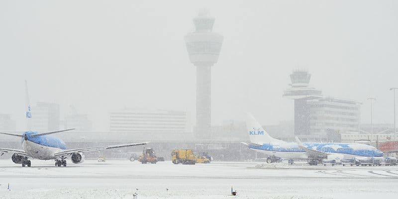 Nieve paraliza Schiphol y causa caos en carreteras de los Países Bajos