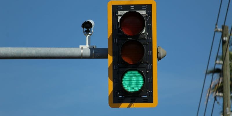 Alarmas de privacidad por semáforos inteligentes conectados a teléfonos