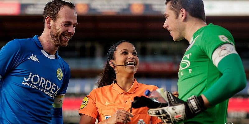 Shona Shukrula: primera árbitra del fútbol profesional masculino holandés