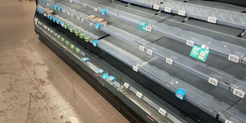 Supermercado con estantes vacíos