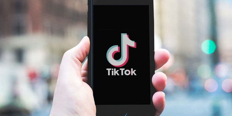TikTok en teléfono - Foto de Nordskov Media en Flickr