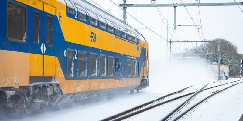 Tren NS circulando en la nieve